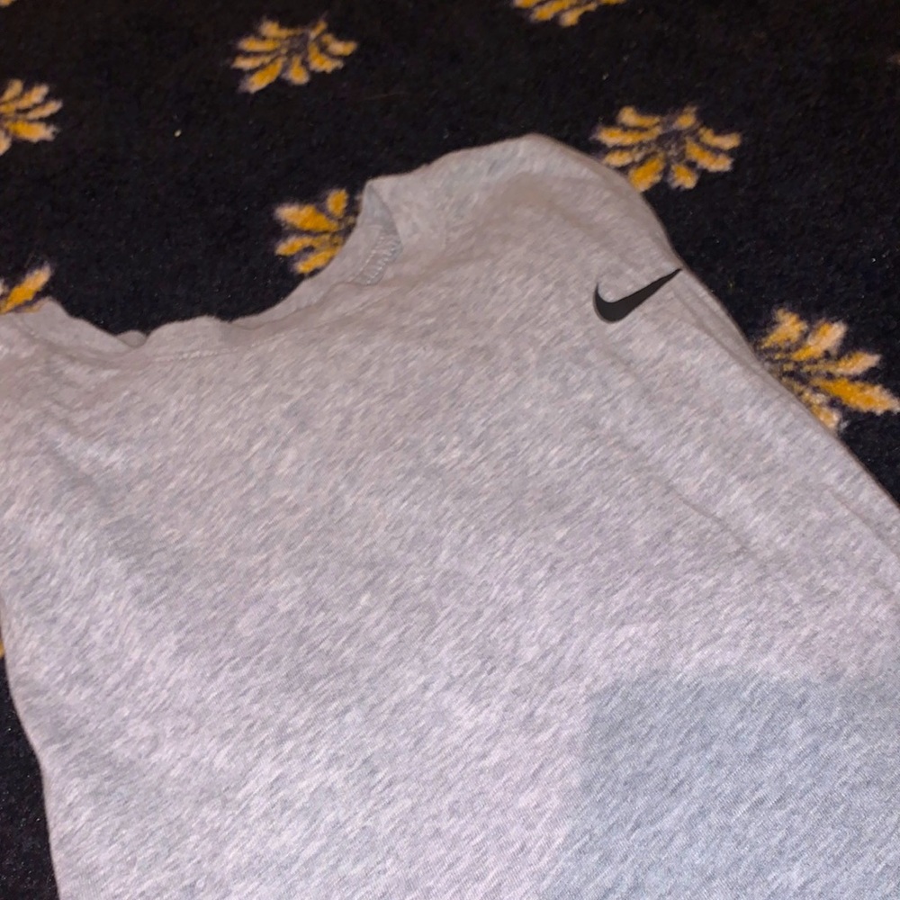 basic nike tee